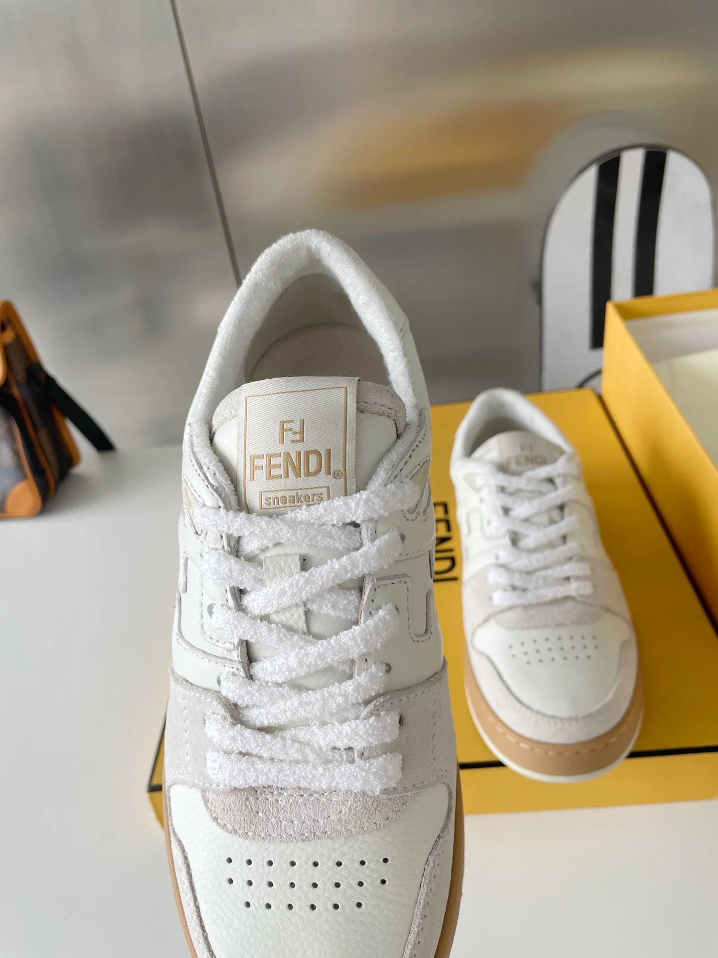 👟👟Ex-factory price 520 👟👟 Fendi match's latest sneakers for couples, the first sneakers created by designer Kim Jones, fendi match is similar to LV's Trainer basketball sneakers. The shoe shape is similar, with the addition of FF retro design. The upper is made of suede and leather stitching. The double F logo on the side is lined with terry velvet. The upper foot is super soft, light and comfortable to match with a sweatshirt. It is full of youthful feeling and comes with exquisite packaging at the counter. Exclusive products, FENDI, trade channel orders, 2022 early spring catwalk models, capsule series, casual sneakers for couples. Cecilia Cheung, Jane Zhang, He Sui, Gu Li Nazha, Tang Yixin, Song Zuer, Wei Ya, and many other celebrities have endorsed them with FENDI Match sneakers. Let your thoughts flow, let the sunshine pour in, and interpret a variety of outfits! Fabric: Original custom suede + leather splicing combination Lining: Imported custom terry velvet lining Sole: Original molded T👟👟 Factory price U two-color combination sole Sole thickness: 3CM Size: Women's 35-40 / Men's 39-45